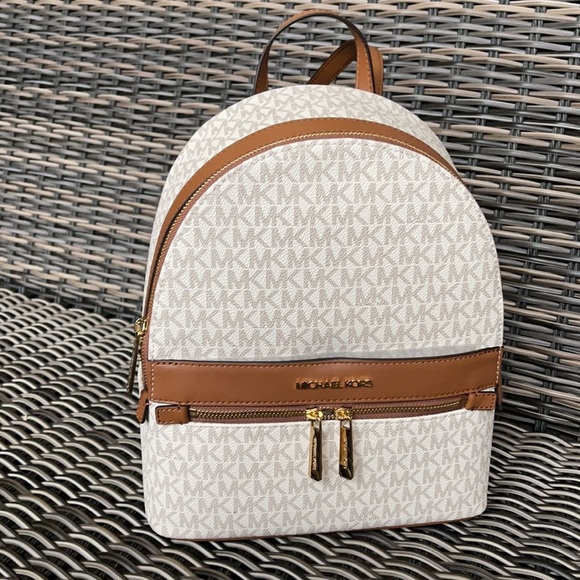 MICHAEL KORS Kenly Medium Backpack Signature Vanilla Bag - Picture 2 of 16